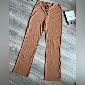 Reformation ribbed stretchy scrunch ruched waist tie lounge pants in tan. Size L